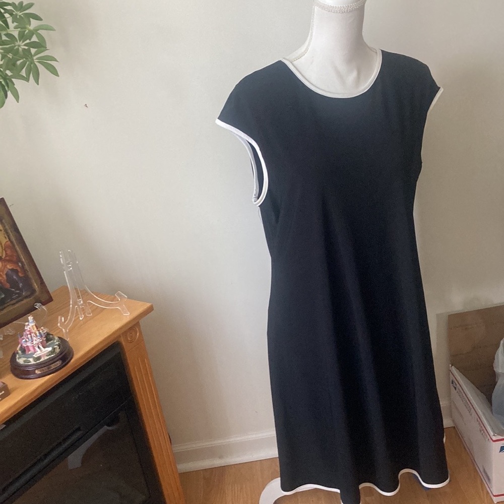 Annalee + Hope black sleeve less athletic dress w/white border